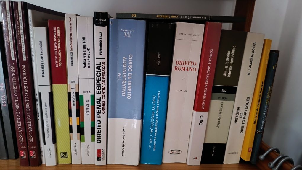 Livros de Direito.
