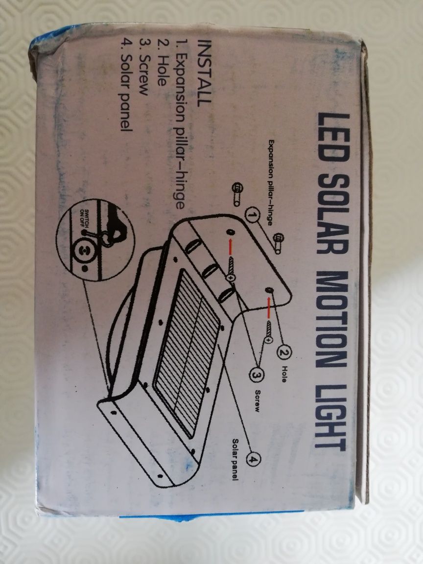 Candeeiro solar com sensor de luz e movimento