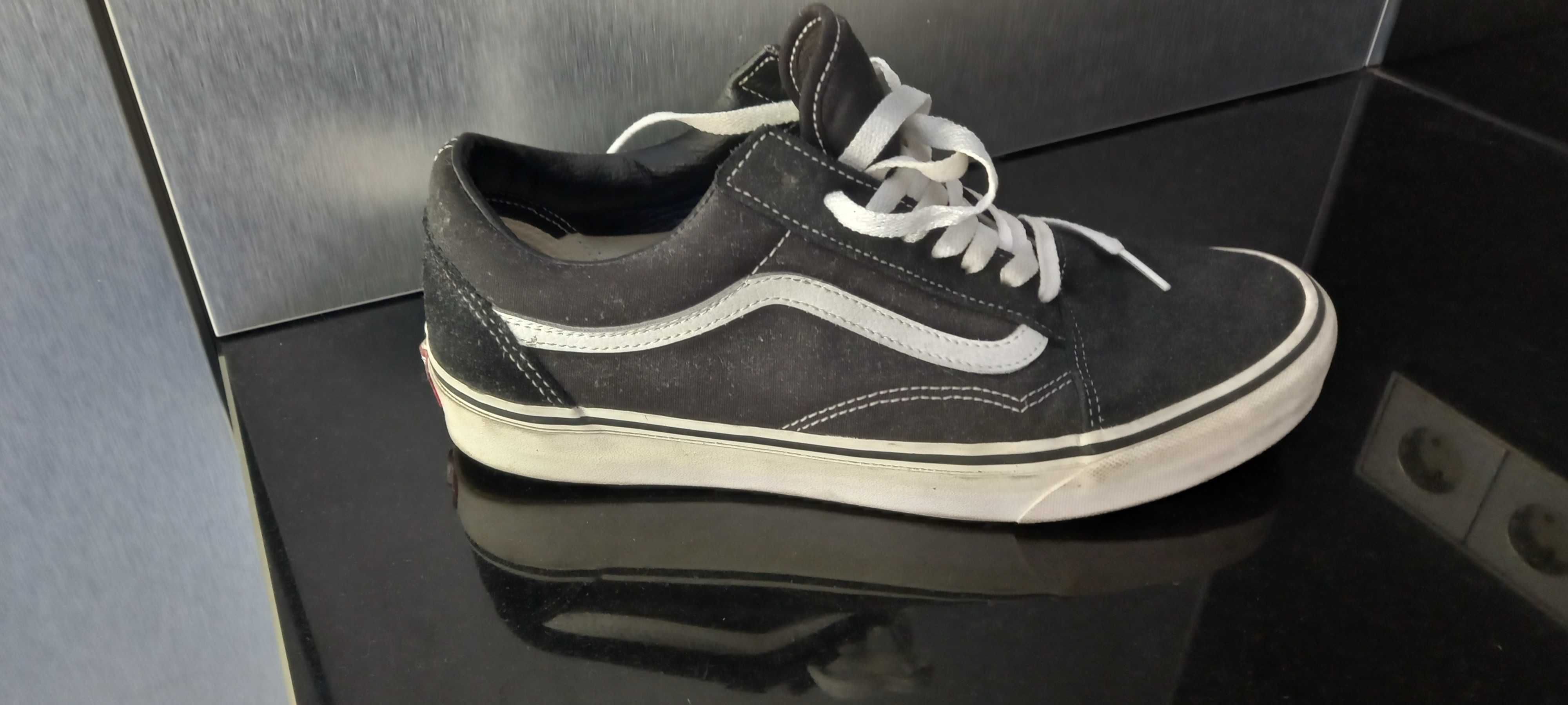 Sapatilhas VANS dois pares,um novo outro com pouco uso