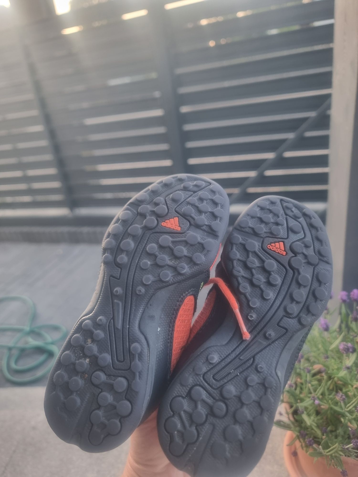 Buty adidas na boisko dla chłopczyka do biegania 28