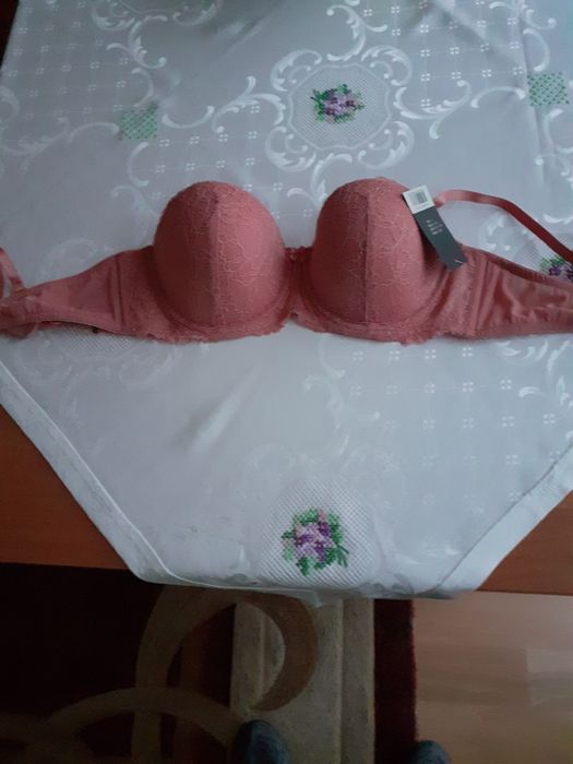 Koronkowy biustonosz balkonetka