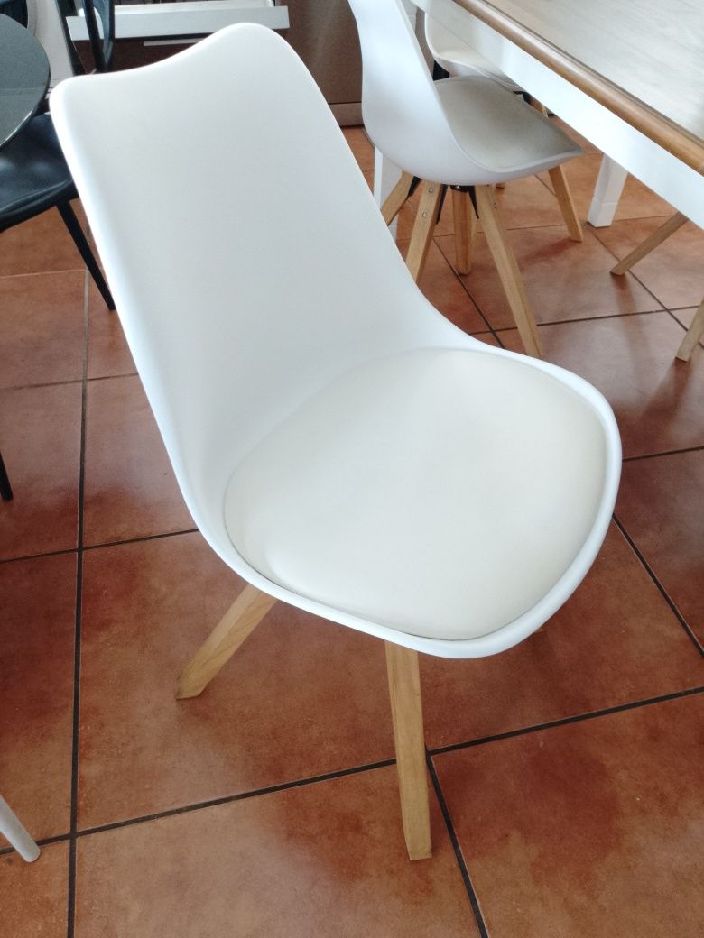 Conjunto Mesa de Jantar Extensível + 6 Cadeiras