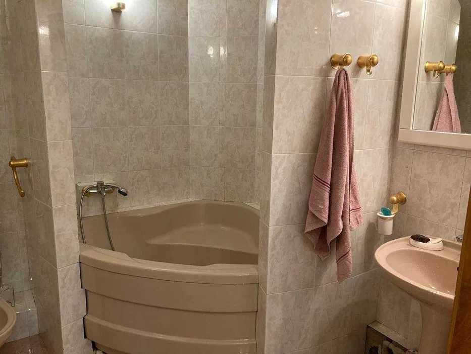 Сдам 3х,комн.сталинку метро Университет