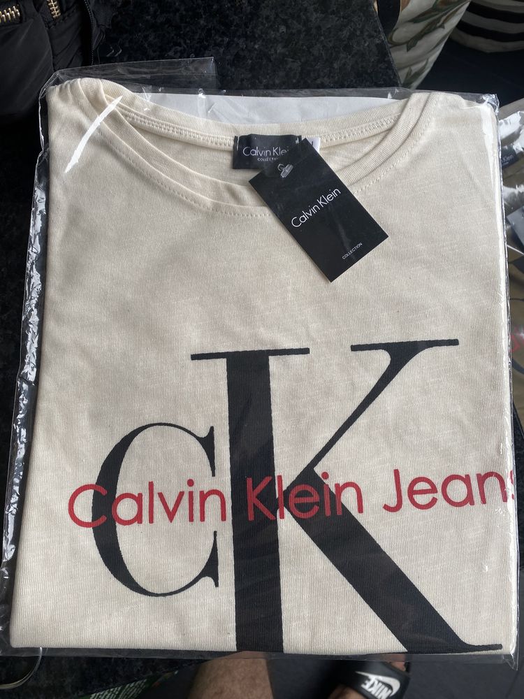 T shirt Calvin Klein nova