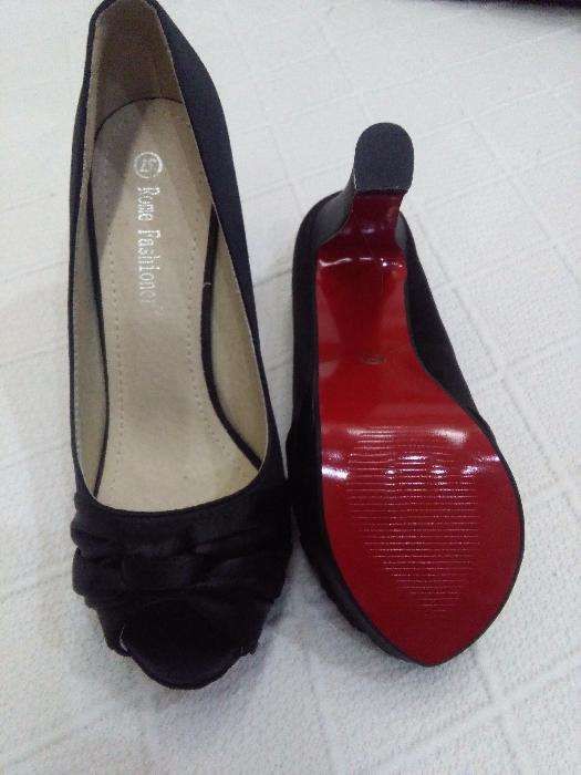 Sapatos pretos de sola vermelha sapato aberto a frente