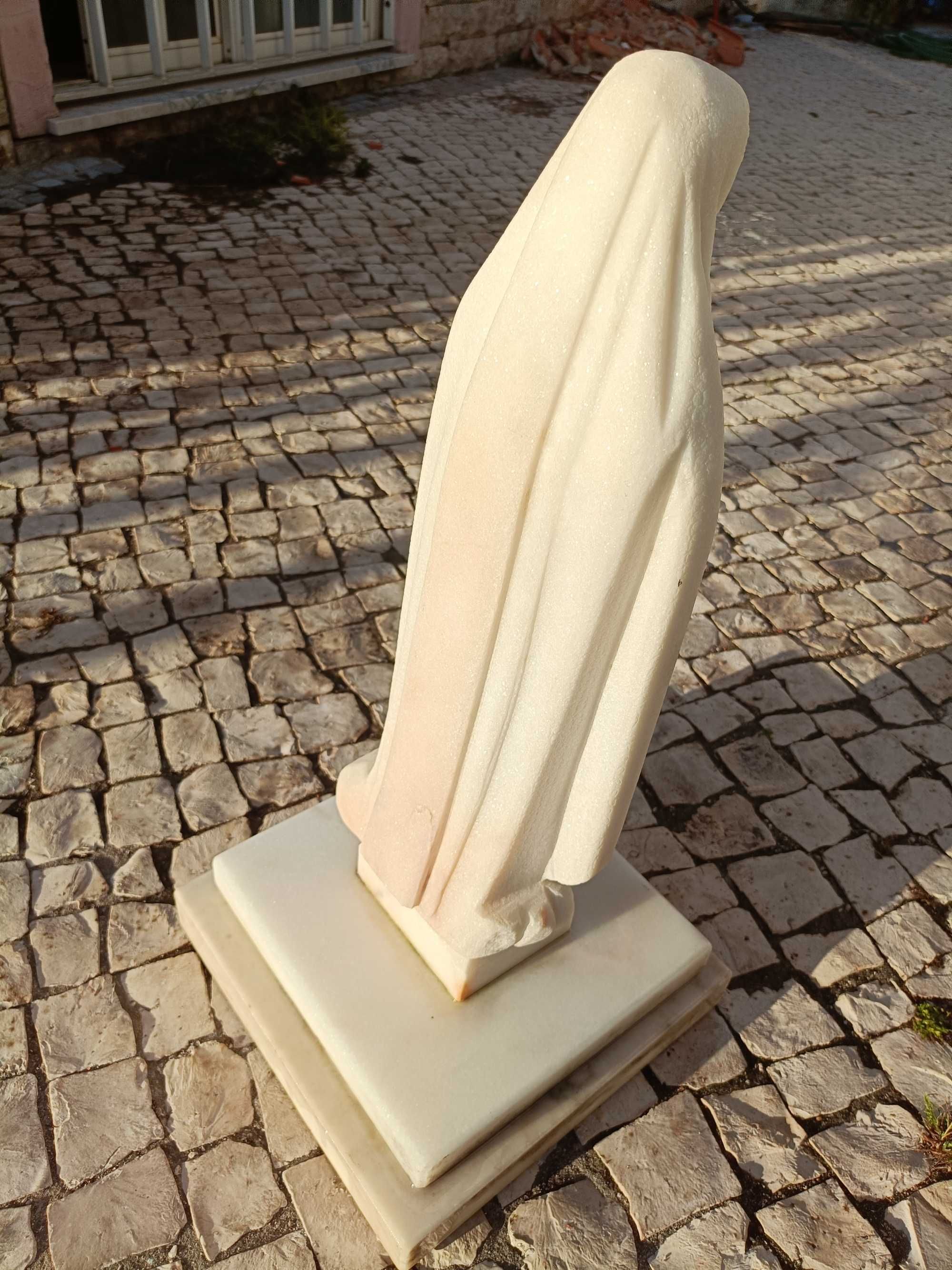 Nossa senhora de Fátima em mármore. Estátua