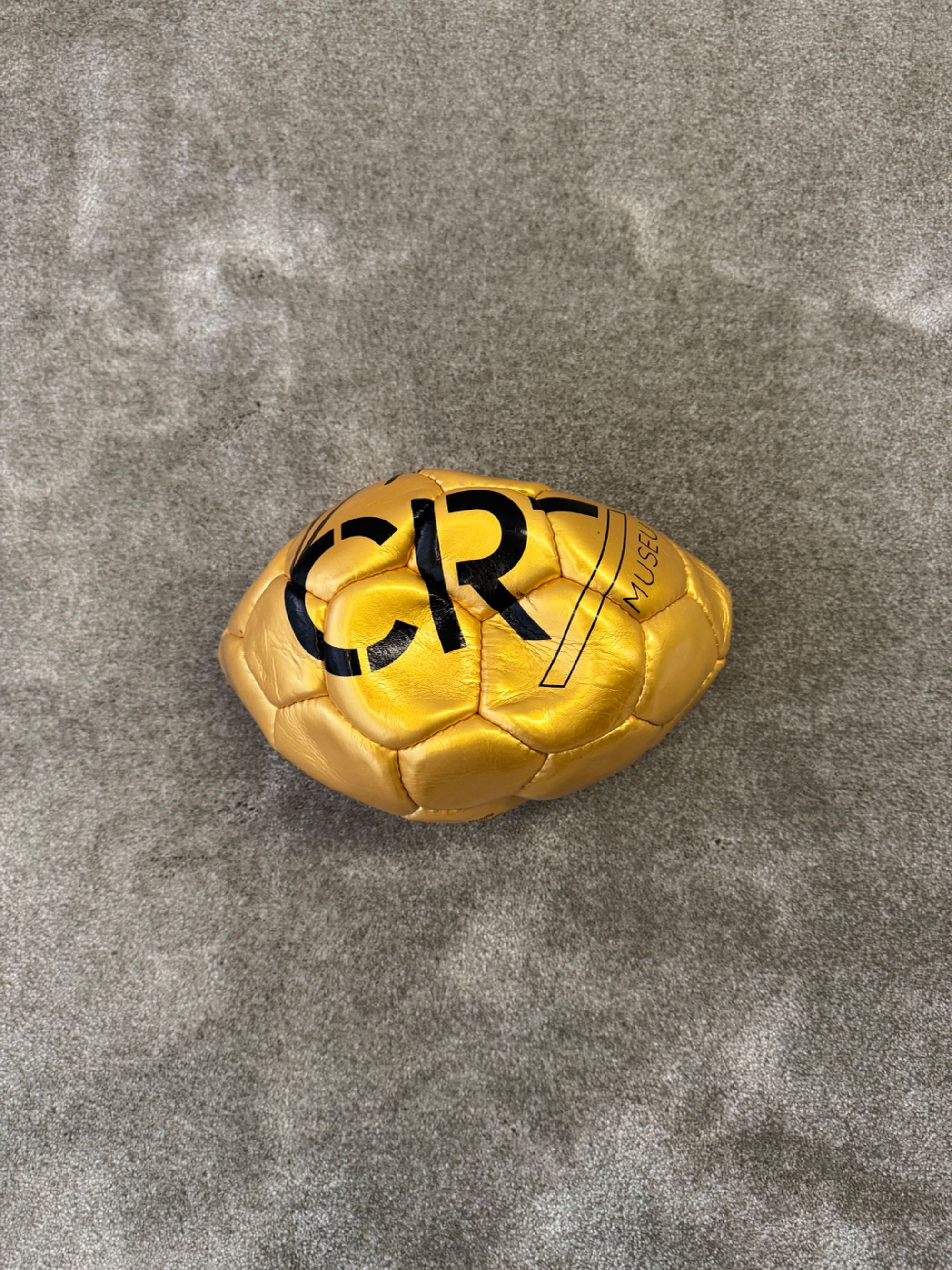Bola Dourada CR7 Assinada - RARO!