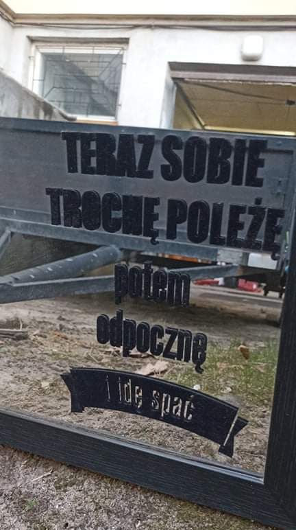 Lustro w ciemnej ramce