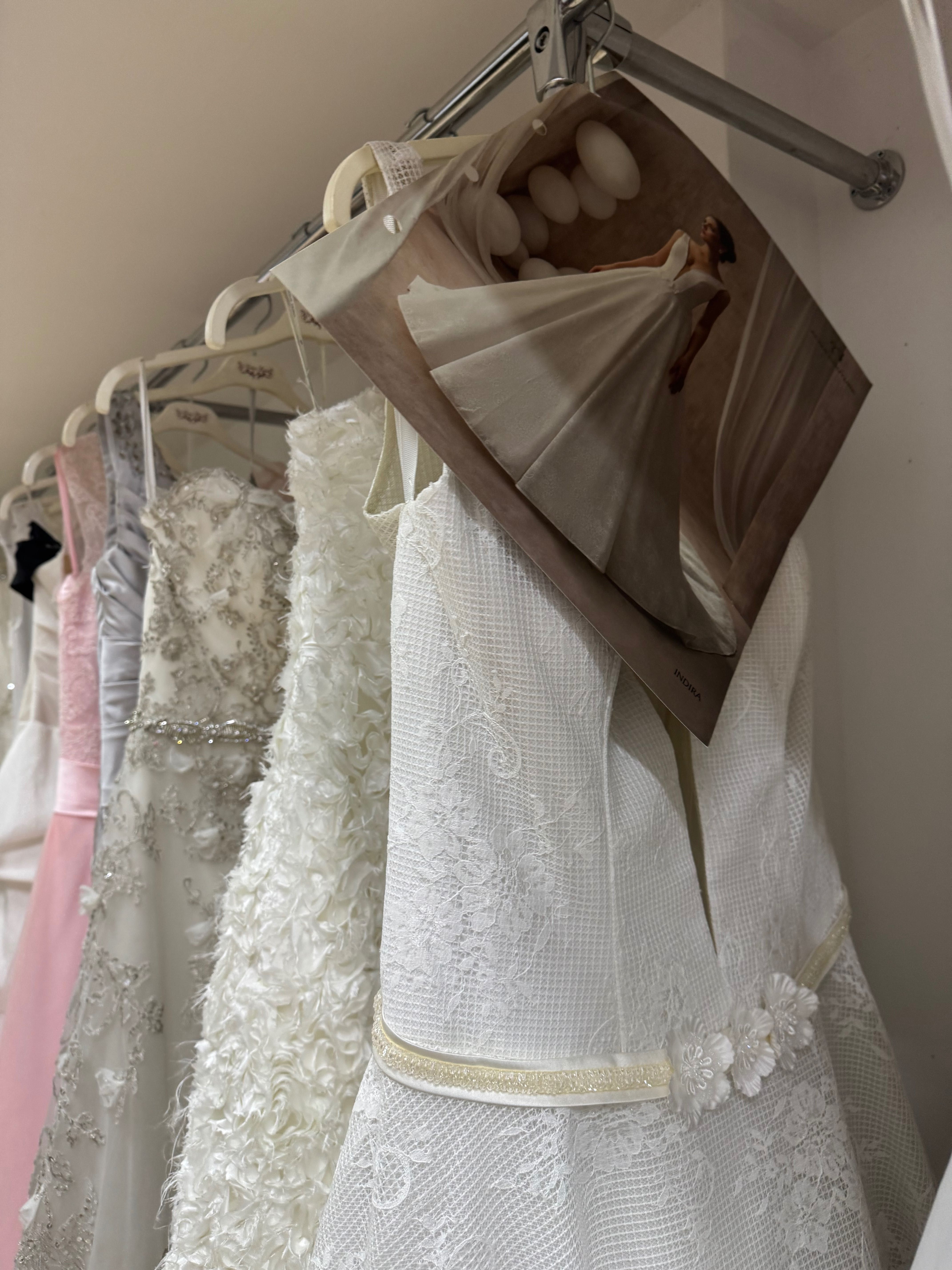 Recheio de loja de vestidos de noiva, festa e fatos de noivo