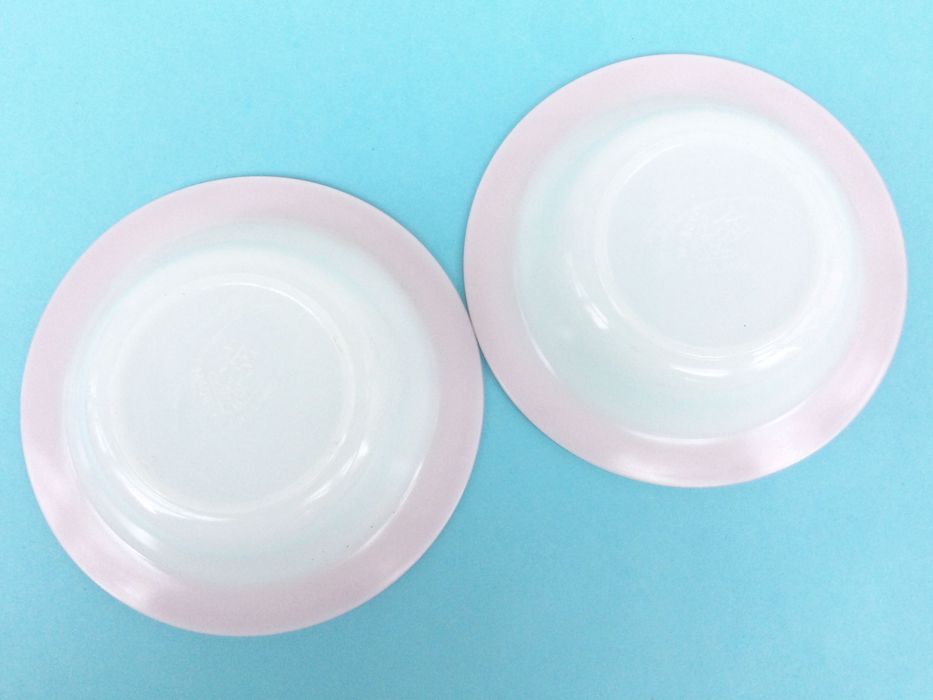 Conjunto de 2 Tigelas JAJ Pyrex | anos 60 | Branco e Rosa | 15 cm