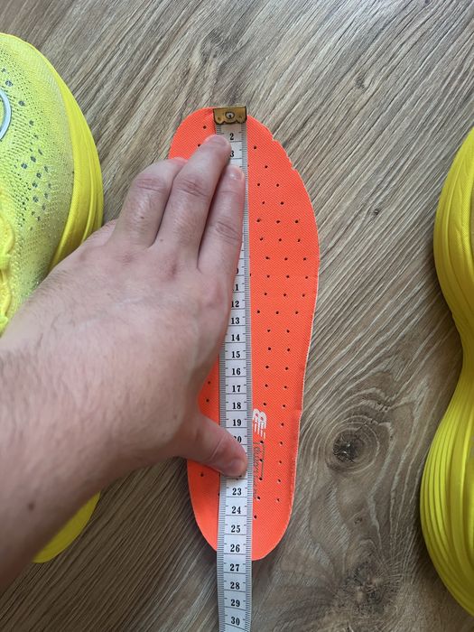 Оригінальні професійні бігові кроссівки New Balnace 40,5 розмір