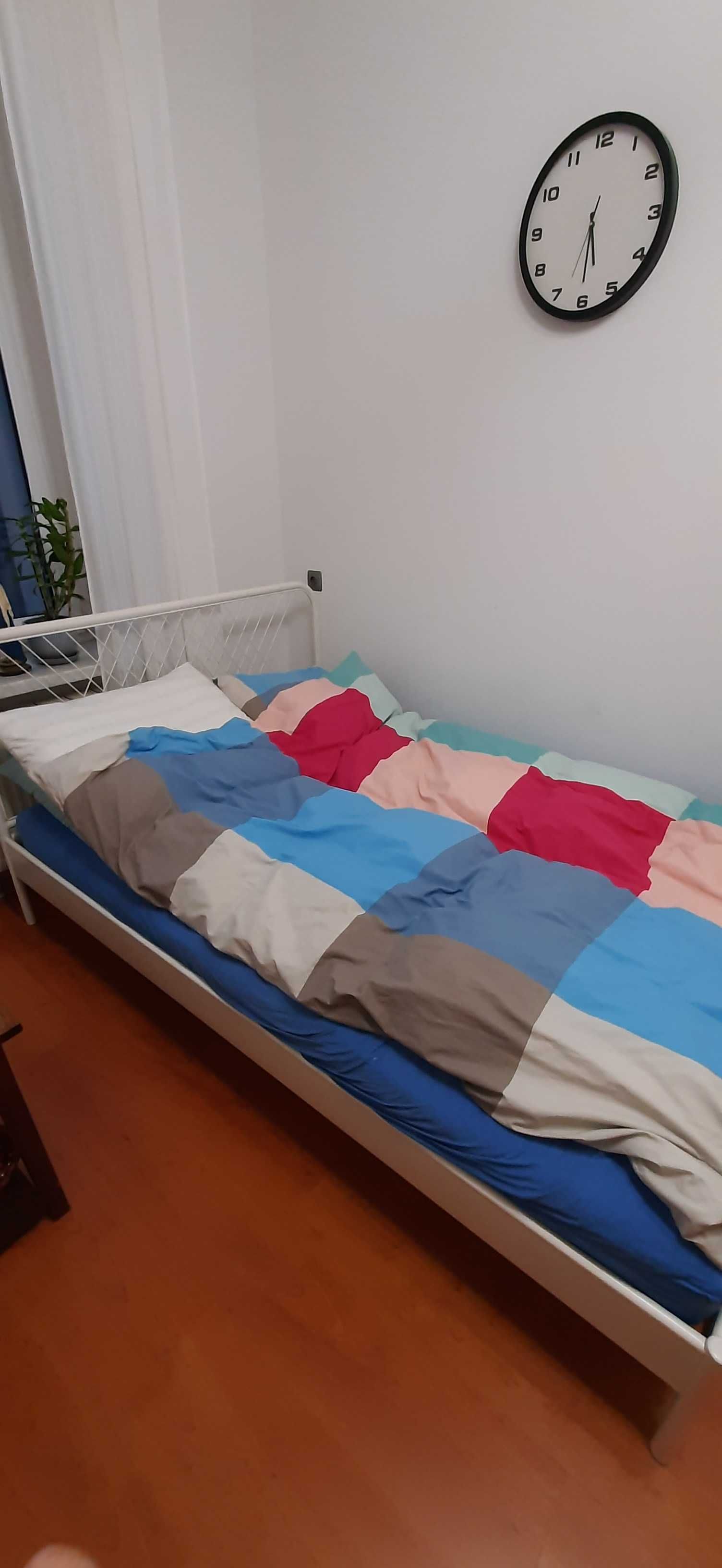 Łóżko w białym kolorze
