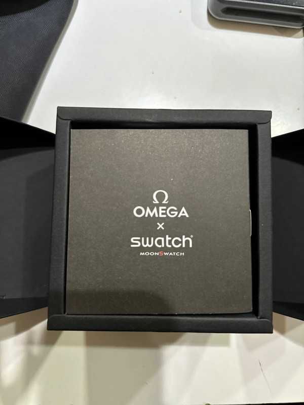 Omega x Swatch - Mission de phase de lune noire Snoopy - SO33B700