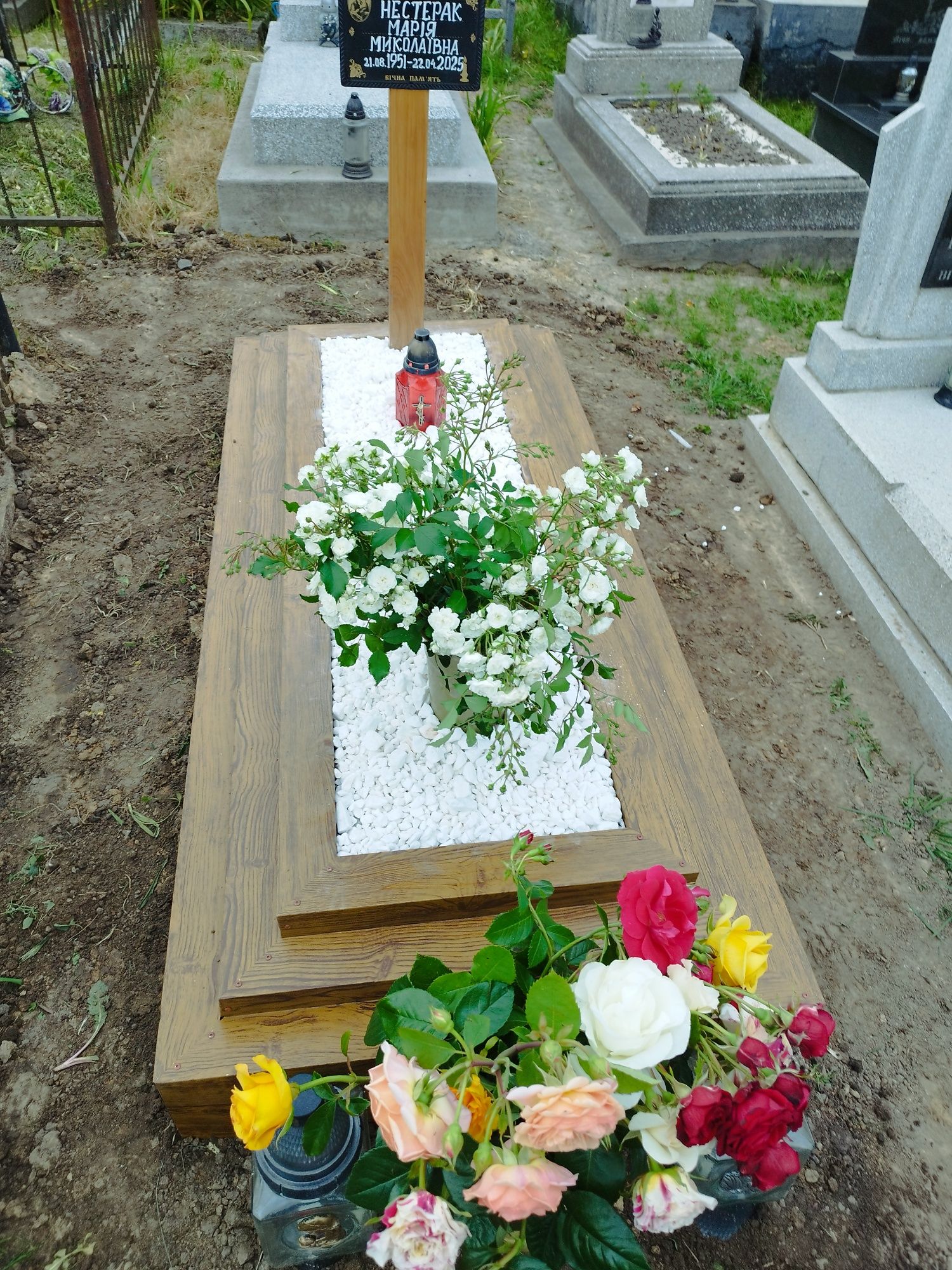 Гробівць,надмогильними,надгробок,лавки,хрести.