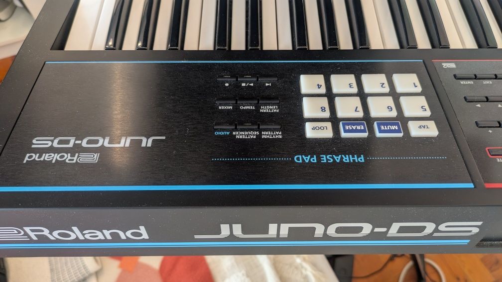 Roland Juno-DS 61 arranger sampler keyboard