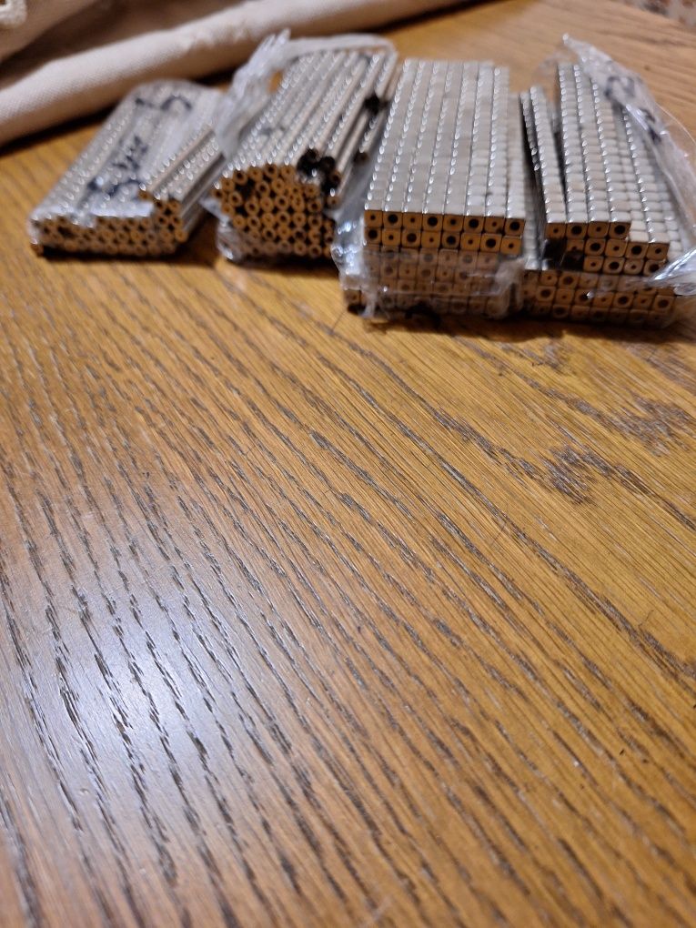 Magnetyczne przekładki do biżuterii z otworkiem