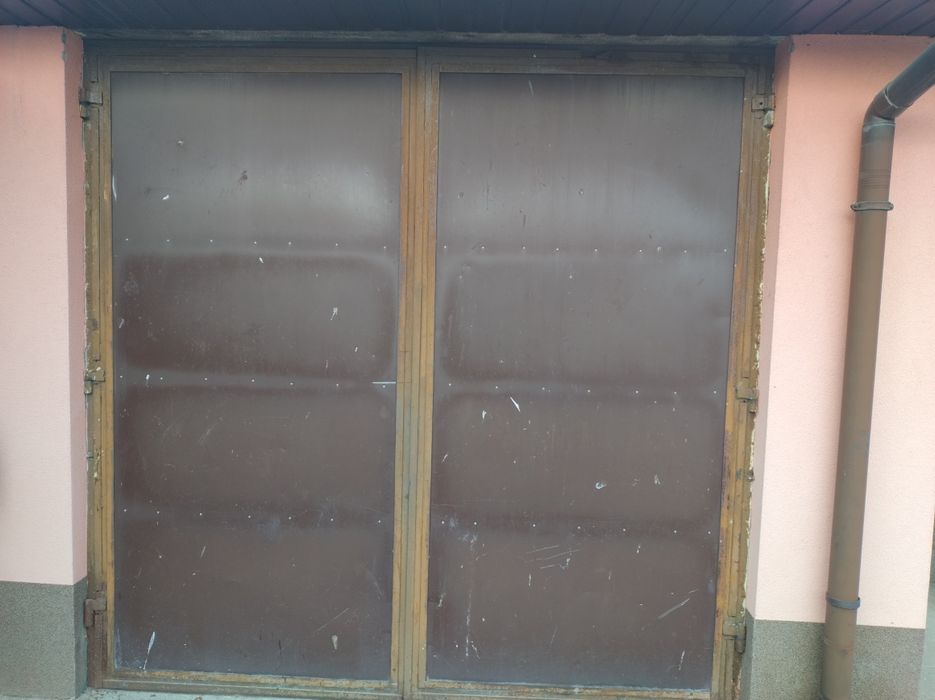 Brama garażowa z futryną