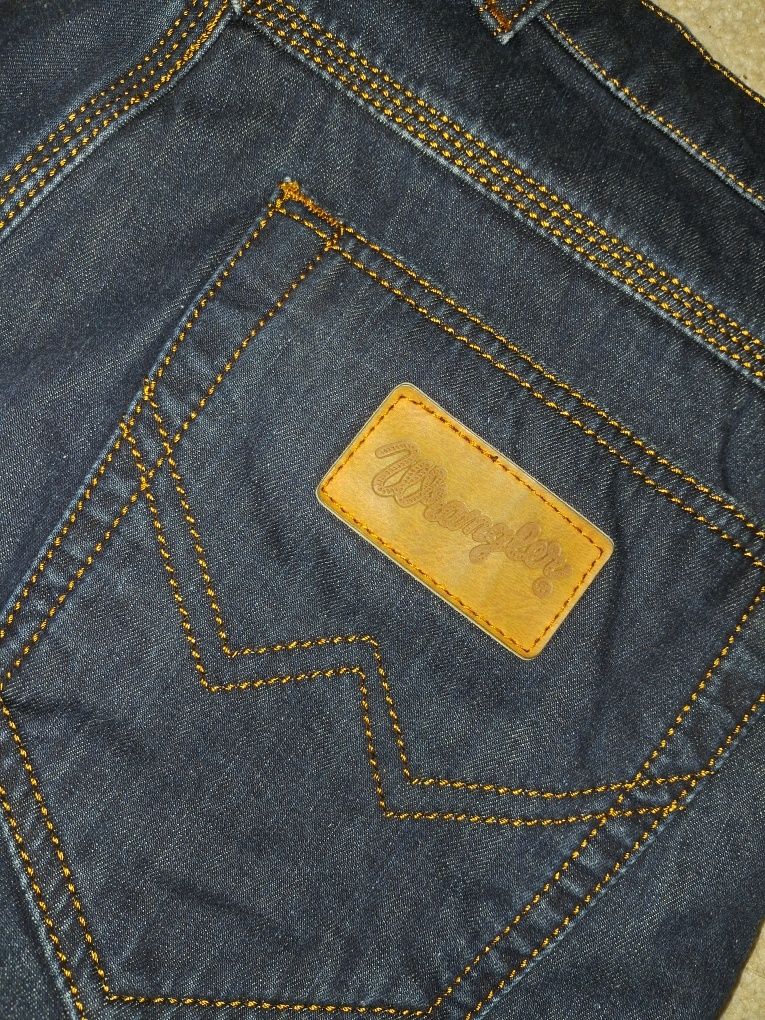 Джинси Wrangler чоловічі, розмір L, темно-сині, класичні

---

Назва о