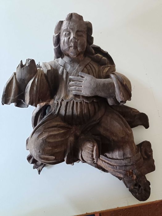 Escultura antiga em madeira