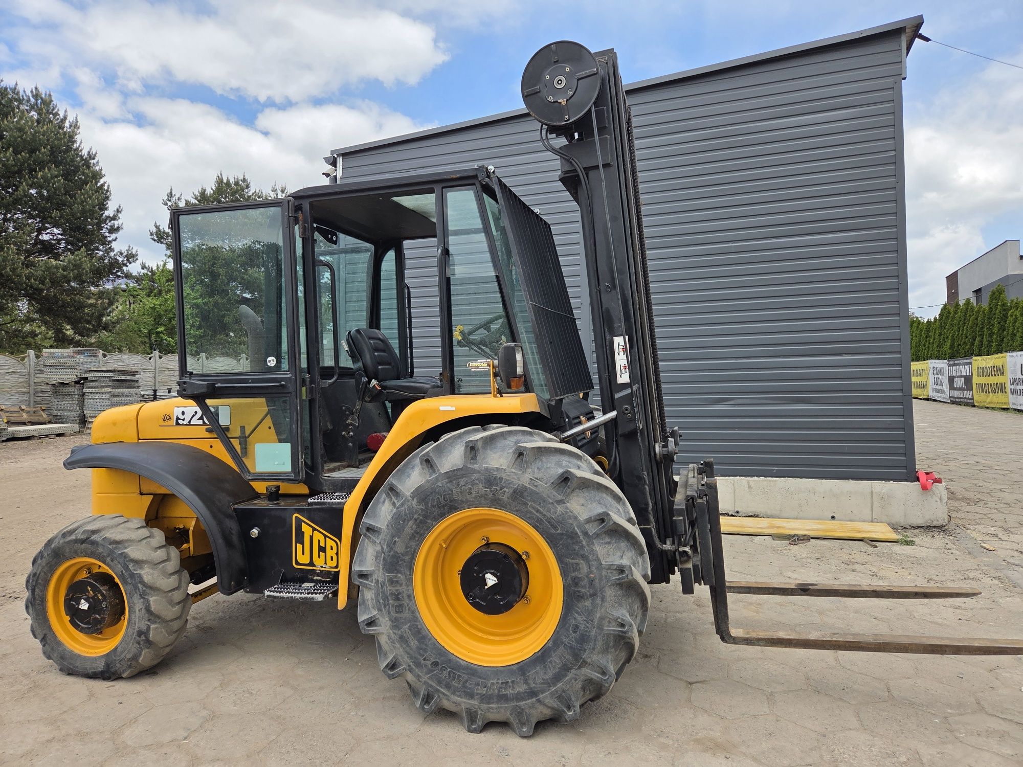Wozek widłowy triplex 2.6t terenowy 4x4 blokada mostu JCB 926  ideał