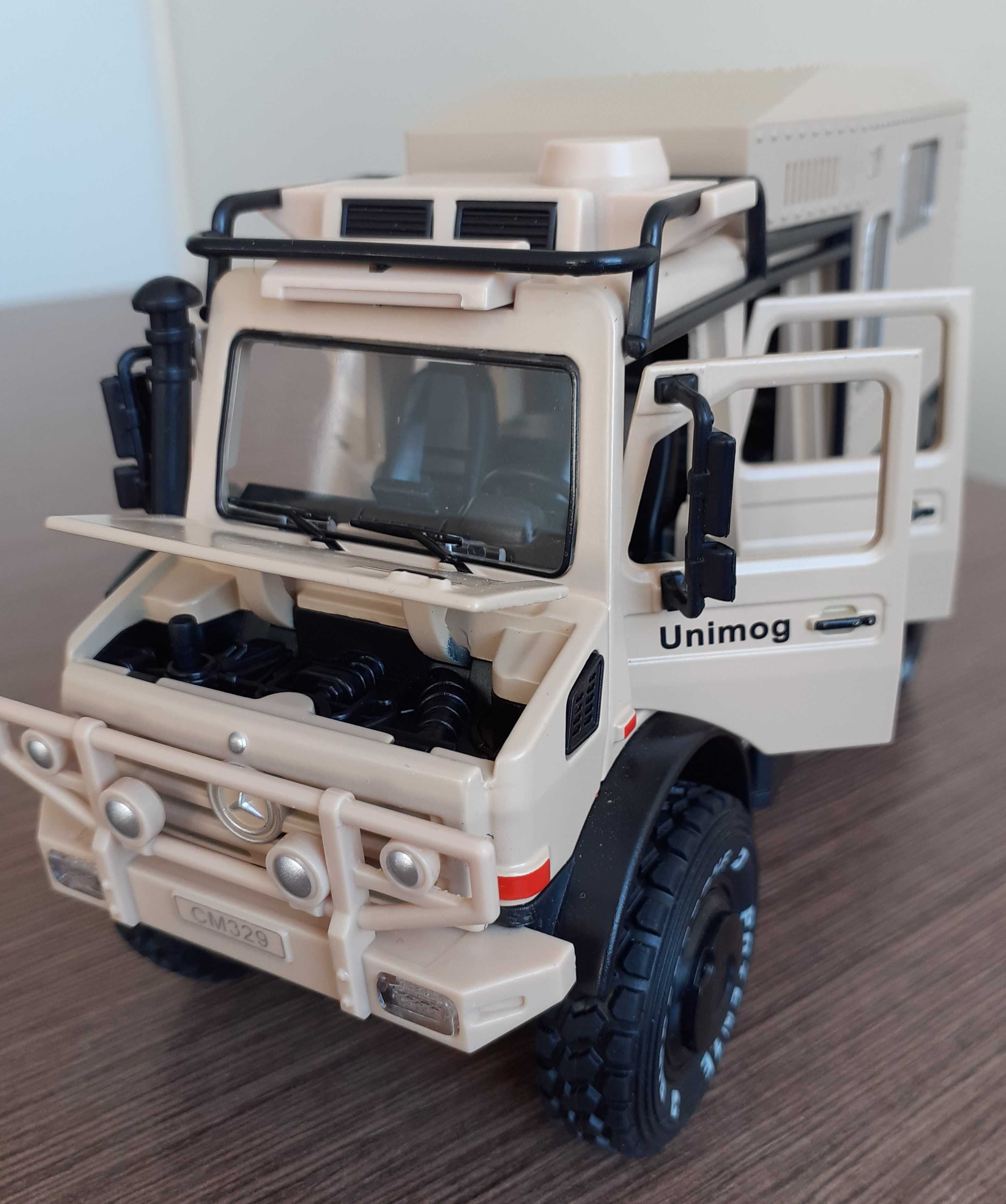 Mercedes Unimog U4000 1:28 kabina metalowa, napęd