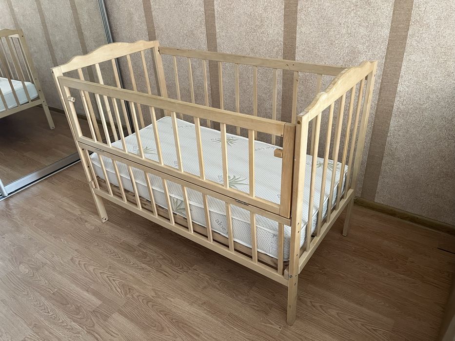 Дитяче ліжечко-люлька з маятниковим механізмом