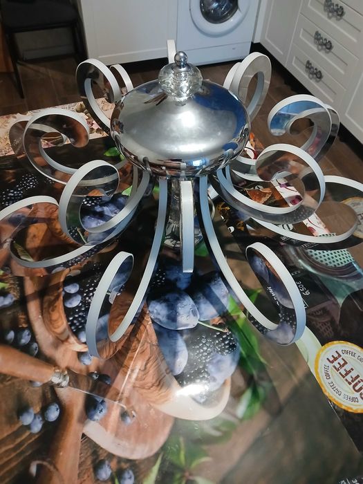Красива, масивна, світлодіодна люстра в гарному стані, в кольорі хром.
