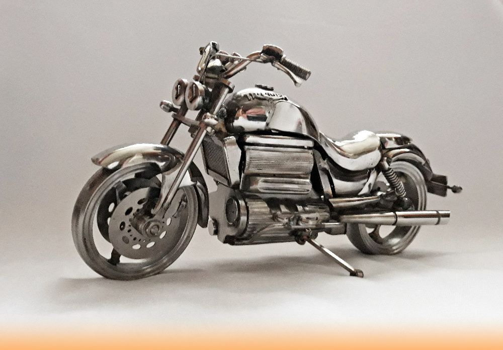 Prezent motocykl Triumph  metaloplastyka
