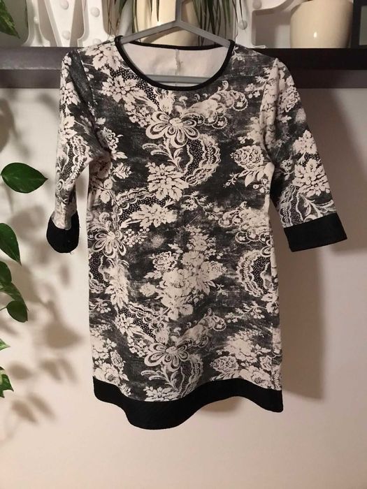 Sukienka tunika w kwiaty z butiku - rozmiar S