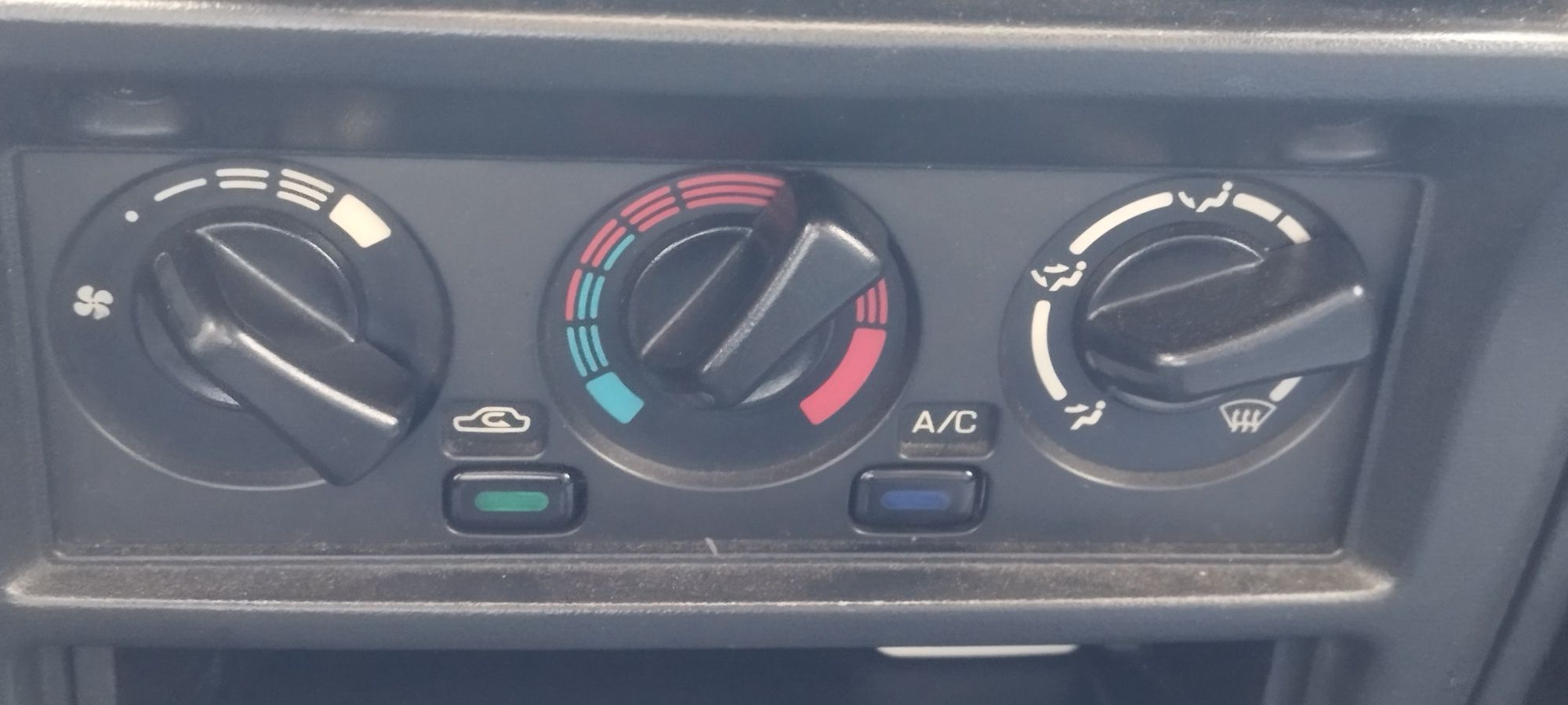 Nissan almera, excelente de mecânica. Com A/C.