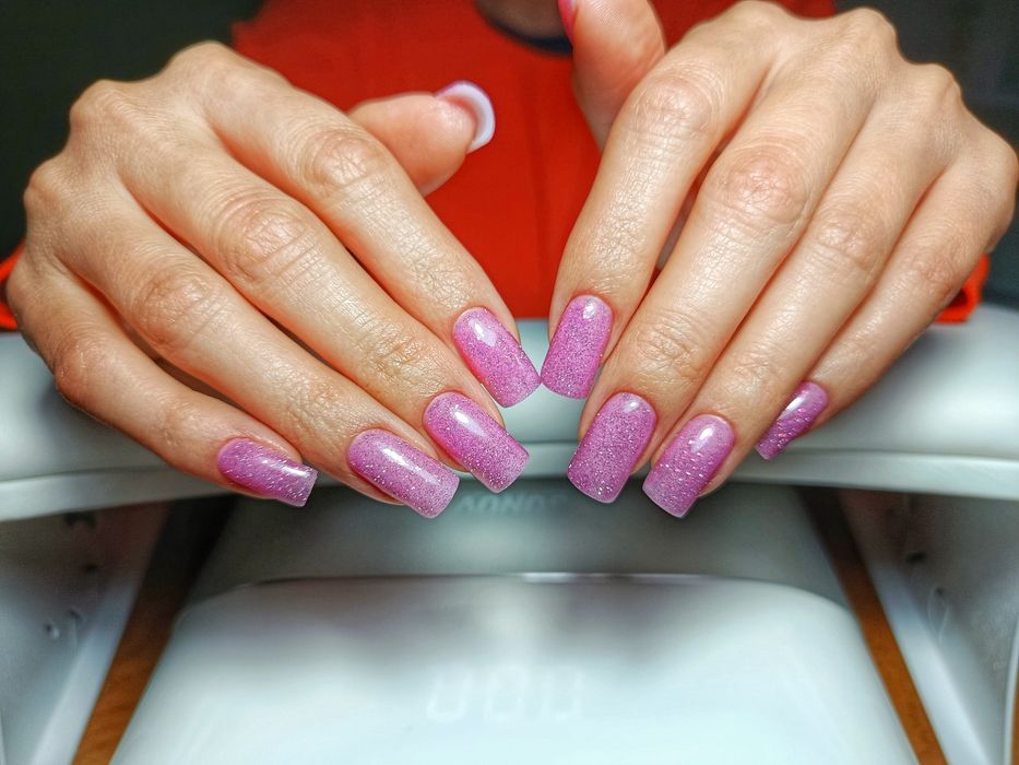 Майстер манікюру (чоловік) шукає моделей