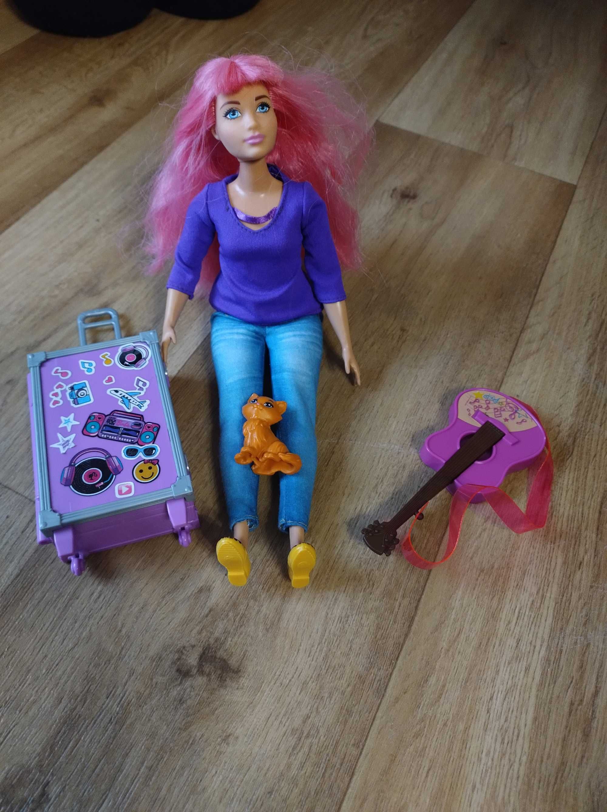 Barbie Daisy z kotkiem, gitarą, otwieraną walizką