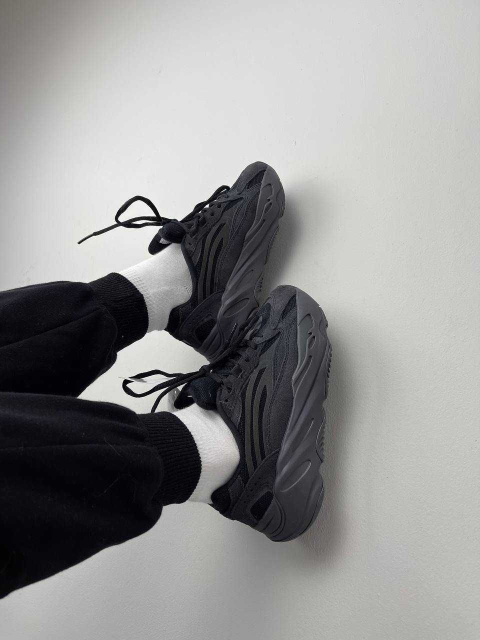 Жіночі кросівки Adidas Yeezy 700 v2 сірий з чорним ТОП