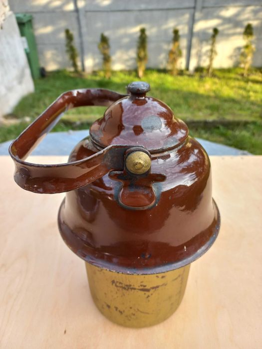 Stary, emaliowany czajnik wpuszczany w fajerkę