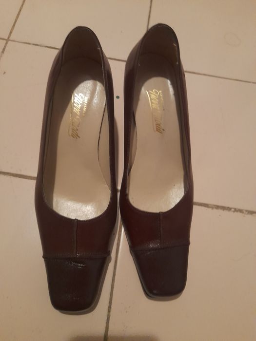 Sapatos de senhora com um pouco de salto alto.