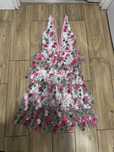 Sukienka midi kwiaty roze haftowane Missguided