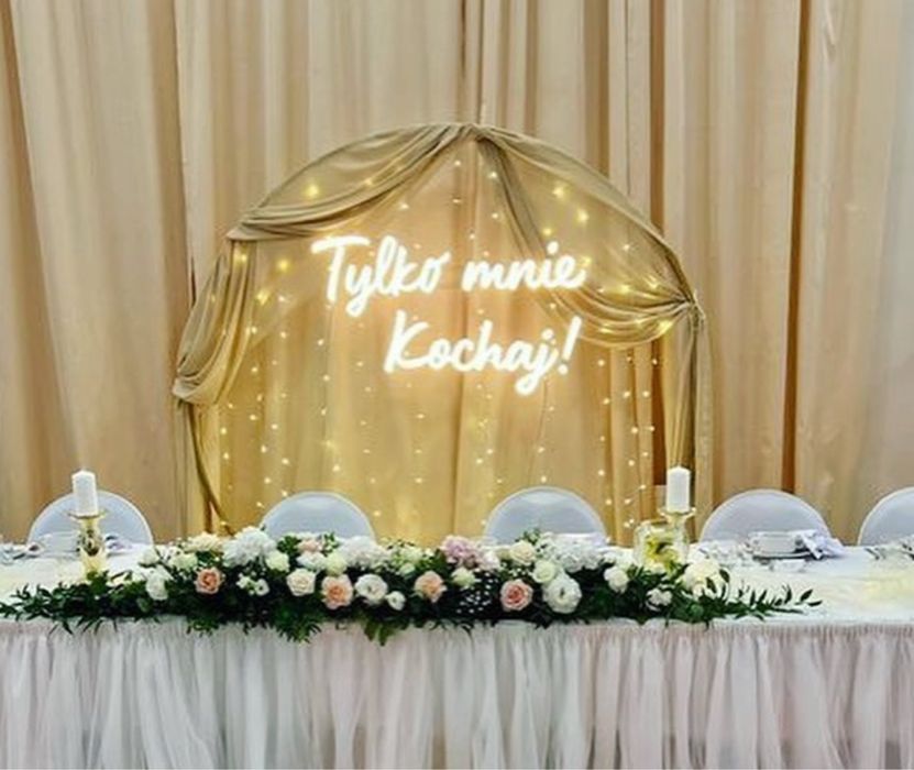 LEDOWY NAPIS „Tylko mnie kochaj” – Twoja dekoracja marzeń!