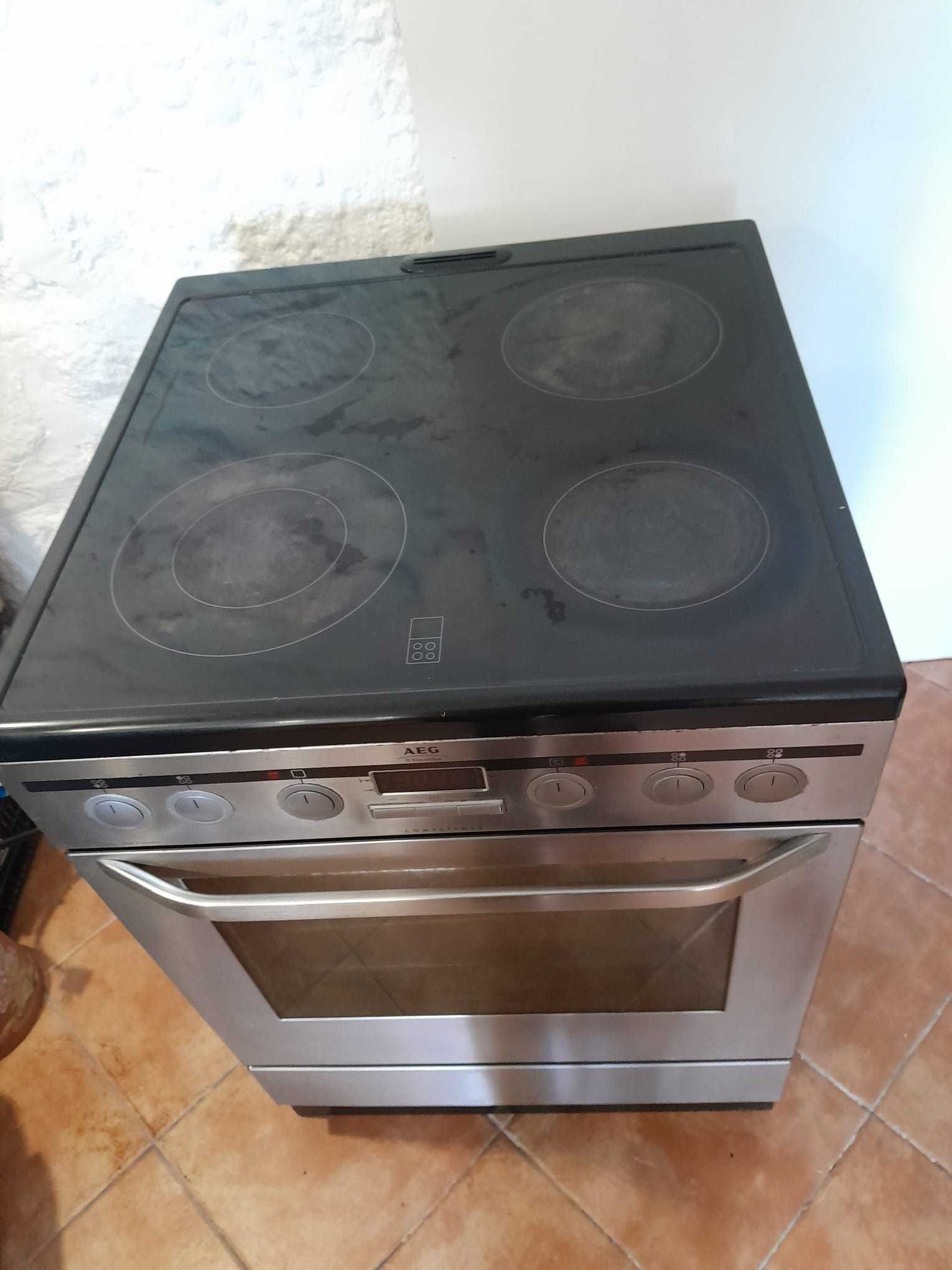 Forno AEG com Fogão Placa Elétrica - Excelente Condição!