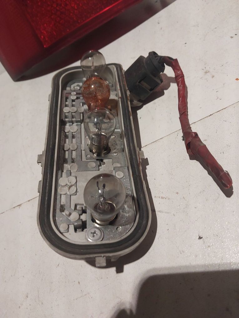 Audi a4 b6 kombi avant wkład tylnej lampy żarówek oprawa listwa