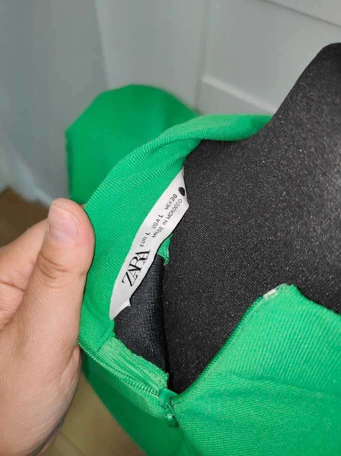 dopasowana sukienka w odcieniu soczystej zieleni stójka Zara S/M