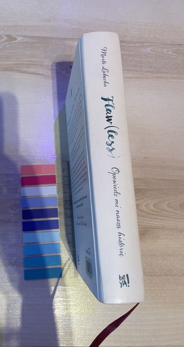 Książka "Flaw (less)" Wydanie Ilustrowane