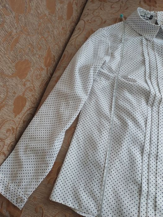 Блузка білого кольору в горошок, дуже красива нова