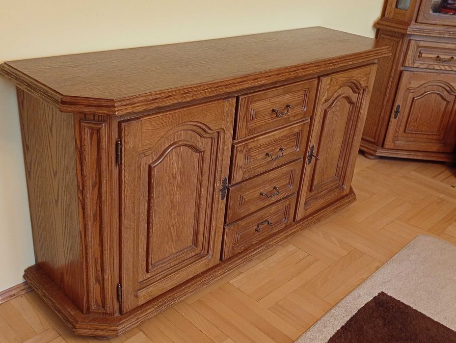 Stare meble w naturalnej okleinie dębowej - wyposażenie salonu