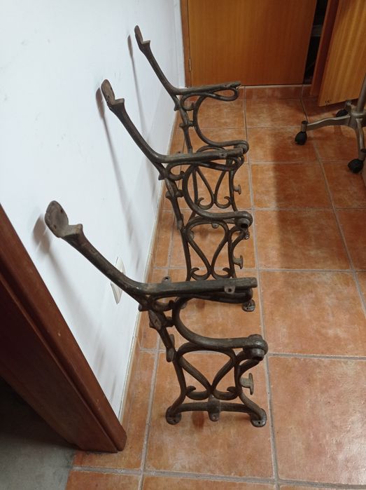 Estrutura antiga de ferro para cadeira dupla