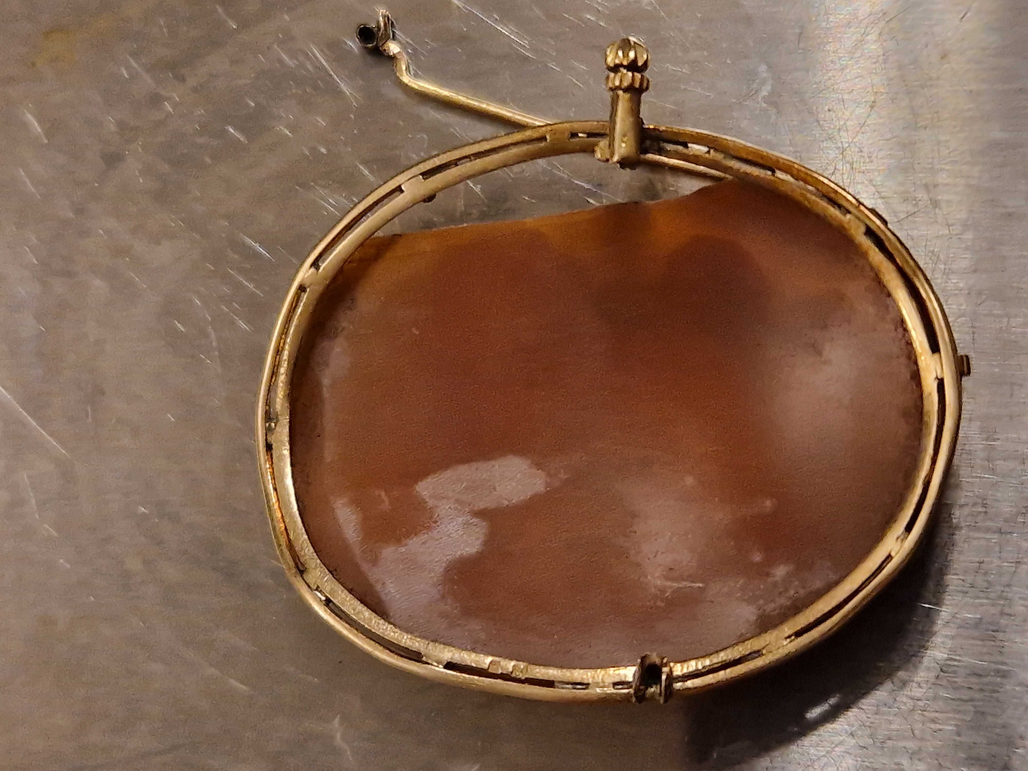 Złota  14-to karatowa broszka kamea z dwukolorowej muszli XIXw.