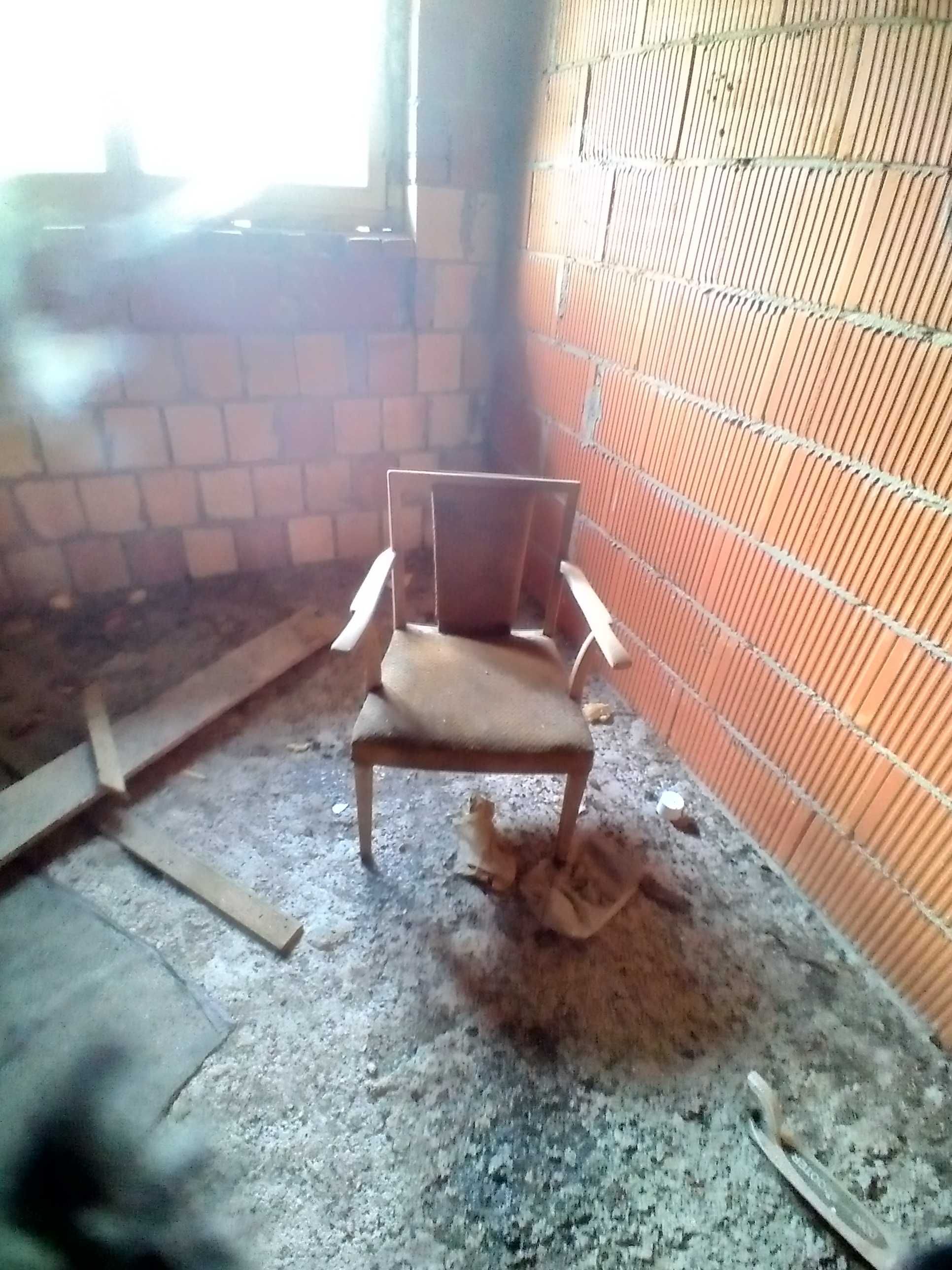 Fotele o konstrukcji drewnianej tapicerowane z epoki PRL