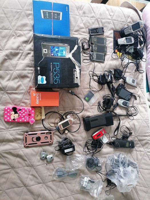 Zestaw telefonów komórkowych