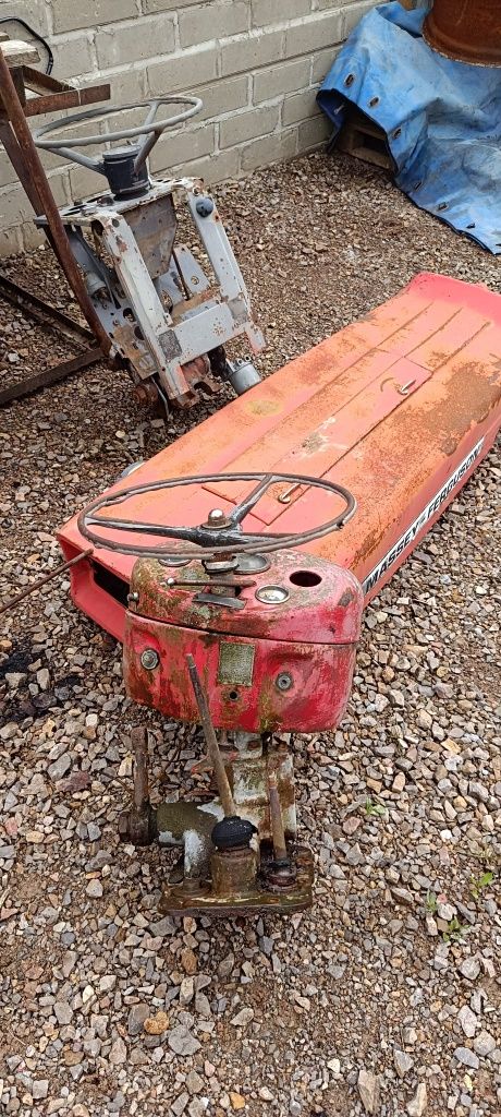 Części do Massey Ferguson różne modele: grill, antrapa, maska itp.