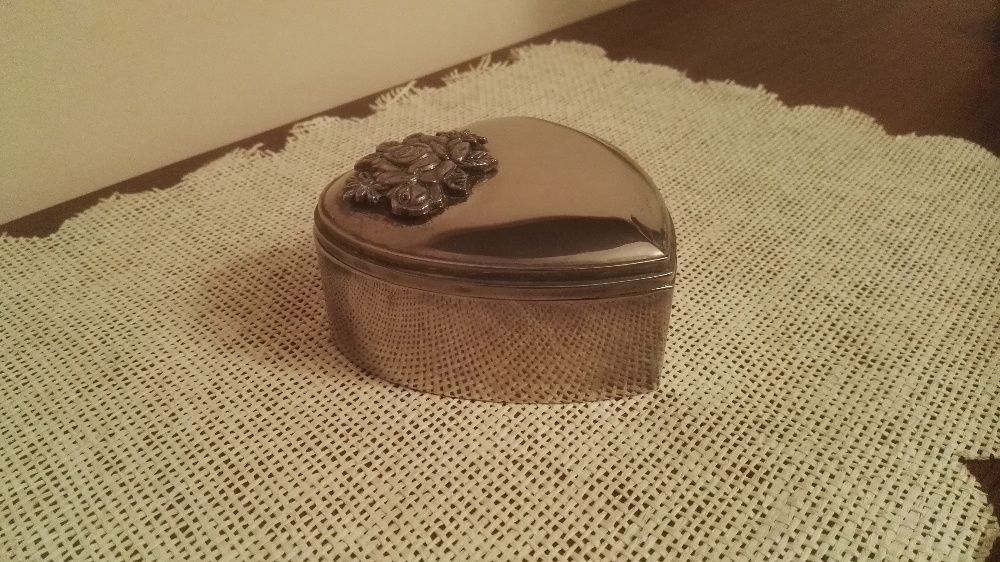 Platerowana, szkatułka w kształcie serca z elementami róż.