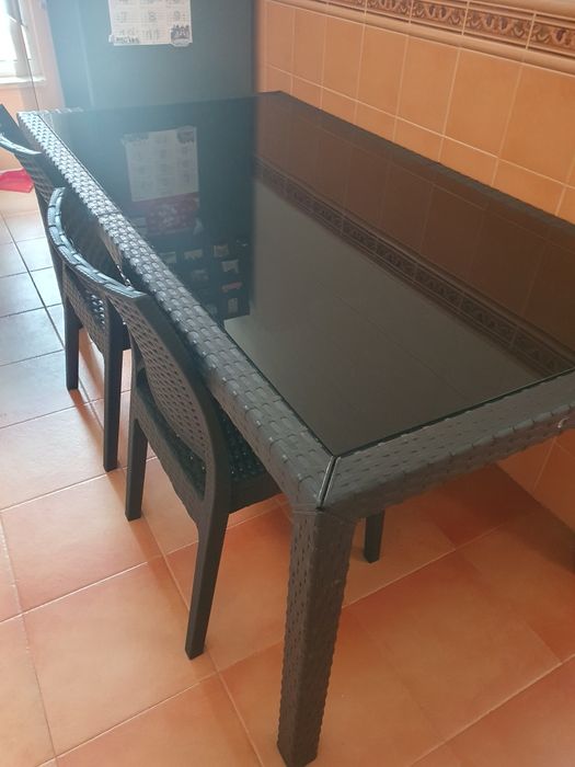 Mesa e 4 cadeiras. Tampo em vidro preto 177x93cm